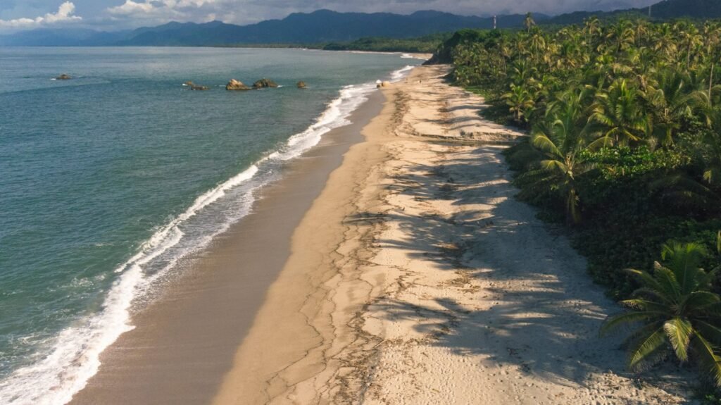 Justo al lado del Tayrona esta la Playa de los Naranjos que también es un paraíso pero poco turistico